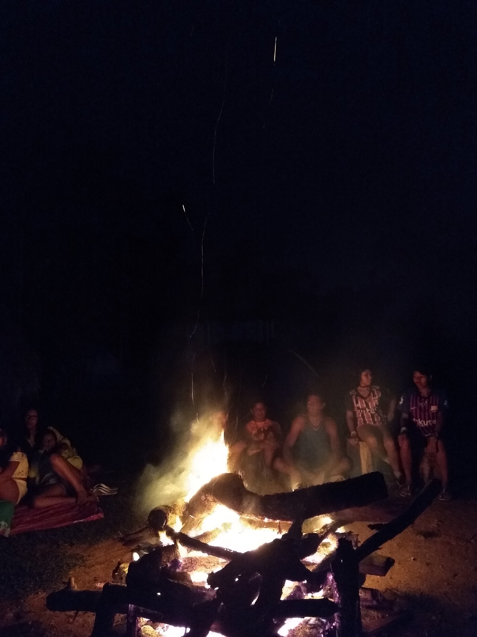 Roda de fogueira ancestral à noite