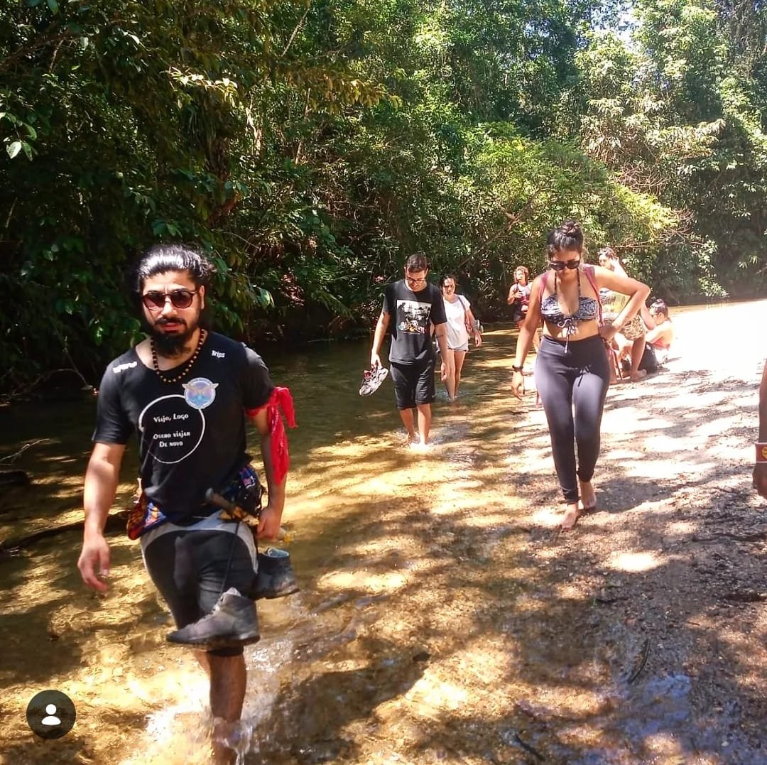 Grupo realizando trilha na mata da Aldeia Rio Silveiras
